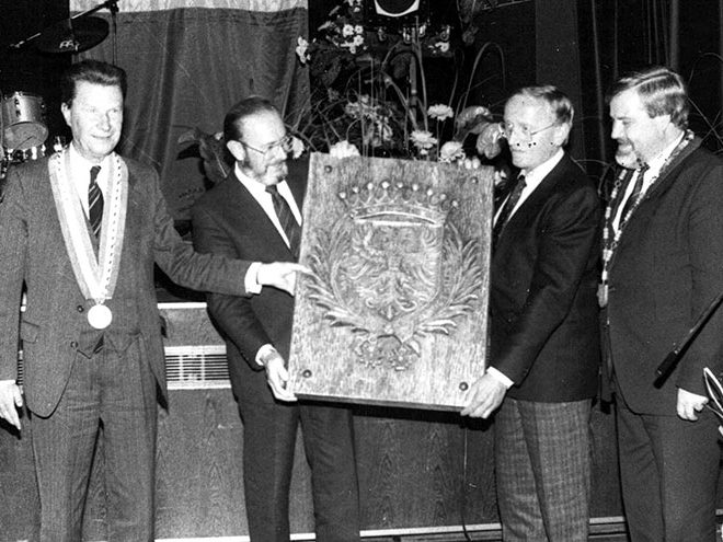 Remise de cadeau protocolaire par le maire d'Argentan Jean Vimal du Bouchet pour les 10 ans