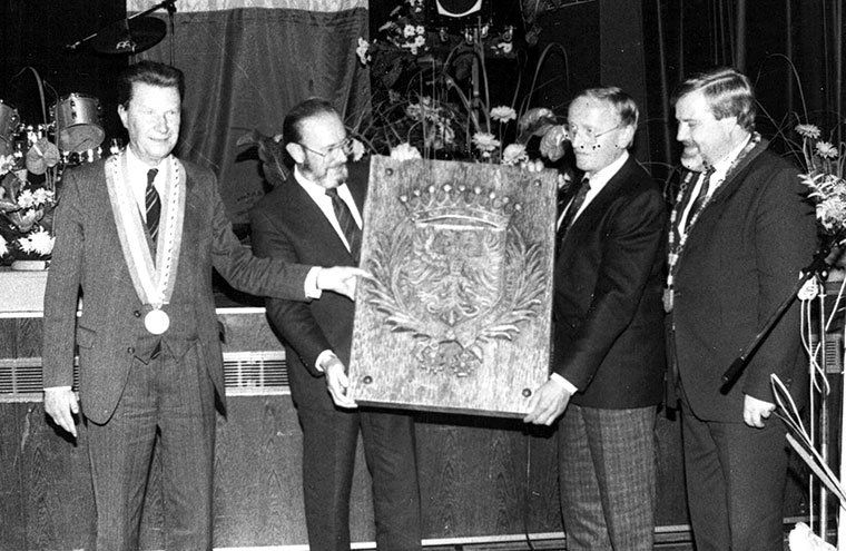 Remise de cadeau protocolaire par le maire d'Argentan Jean Vimal du Bouchet pour les 10 ans